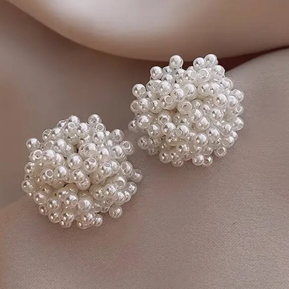 Elegant Faux Pearl Stud Earrings - Picture 1 of 3